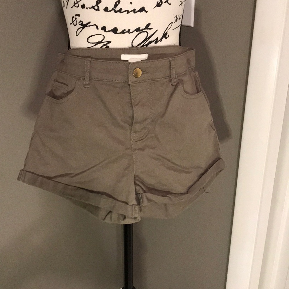 🌼H&M olive shorts size 8